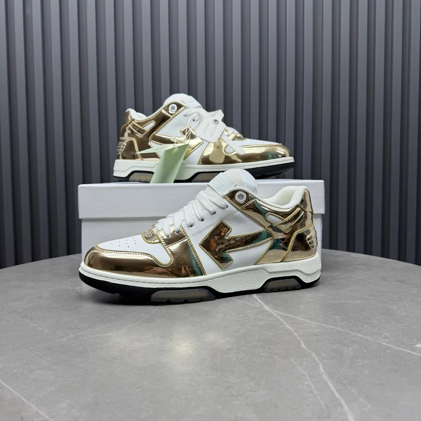 【off- white】P: 620💰Couple model👫, Size: 35-44 (Customized for men 38.45.46) High-quality version👊 "Out of office" series original molding, original lasting, production process 1:1 Original ➰OFF GRAY WHITE OW ➰ First-layer cowhide Imported skin-friendly and environmentally friendly polyester mesh Original molding high elastic and environmentally friendly molding pad Made with the original lasting process. The original molded rubber outsole (never yellows and deforms) has a super correct shape, bright color and strong three-dimensional effect👍. Packaging💯Full set of packaging synchronized with the official website (branded paper, certificate of quality, branded cloth bag)